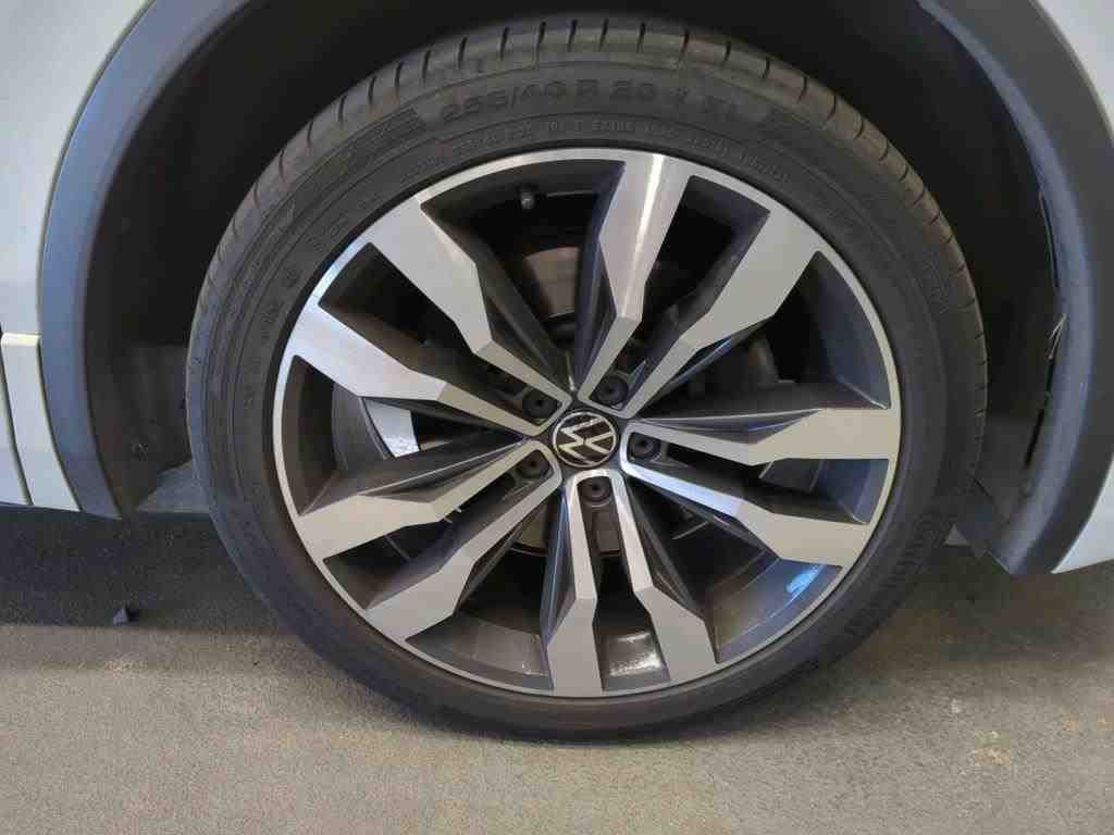 Volkswagen Tiguan 2022 г. Белый, пробег 37659 км