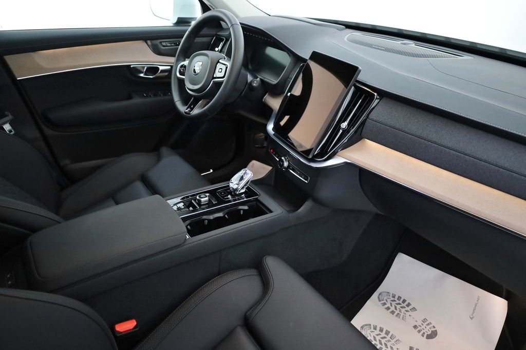 Volvo XC90 2025 г. Белый, пробег 33170 км