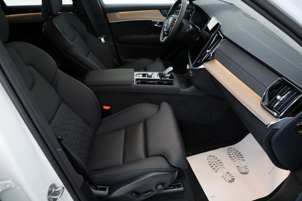 Volvo XC90 2025 г. Белый, пробег 33170 км