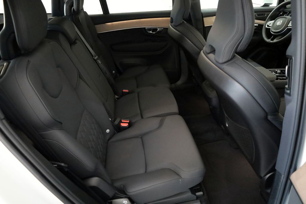 Volvo XC90 2025 г. Белый, пробег 33170 км