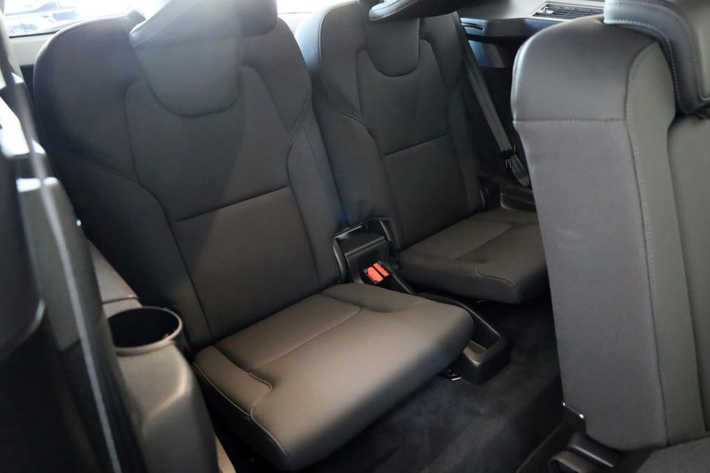 Volvo XC90 2025 г. Белый, пробег 33170 км