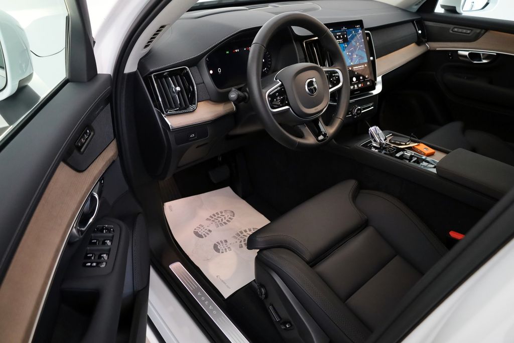 Volvo XC90 2025 г. Белый, пробег 33170 км