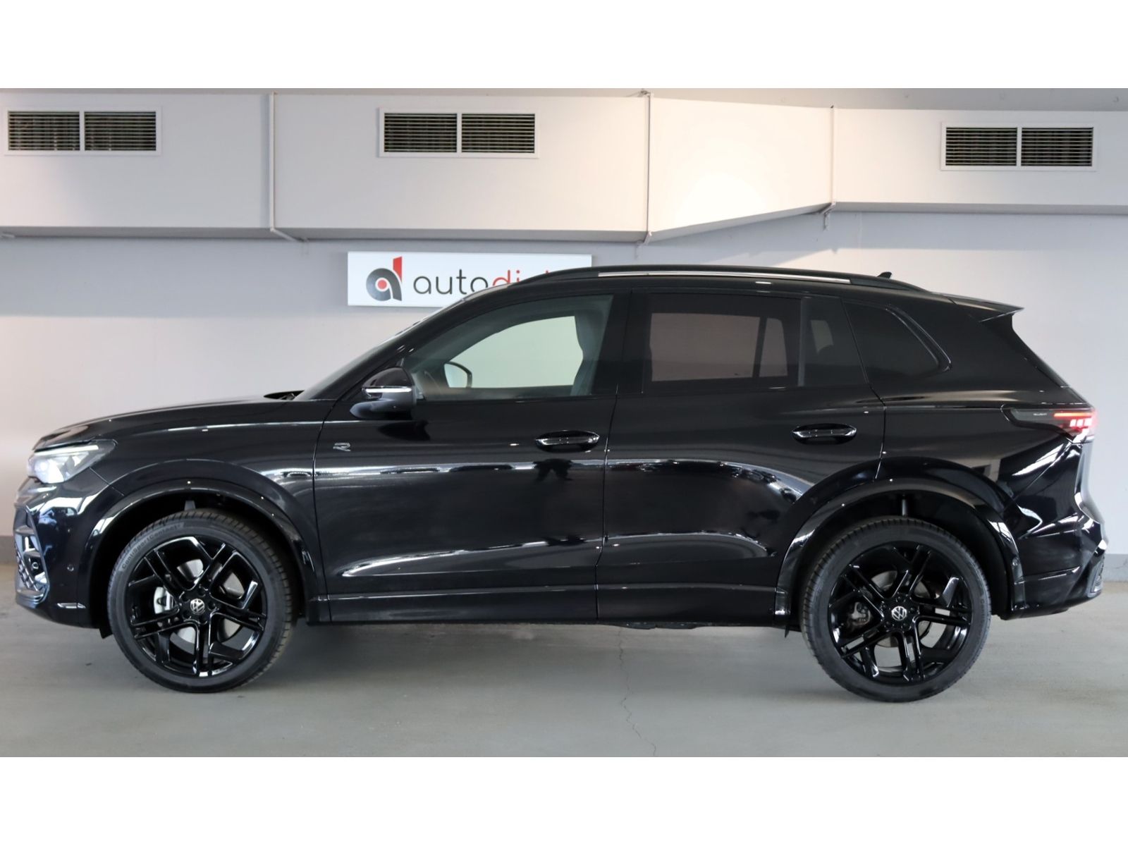 Volkswagen Tiguan 2025 г. Чёрный, пробег 27131 км