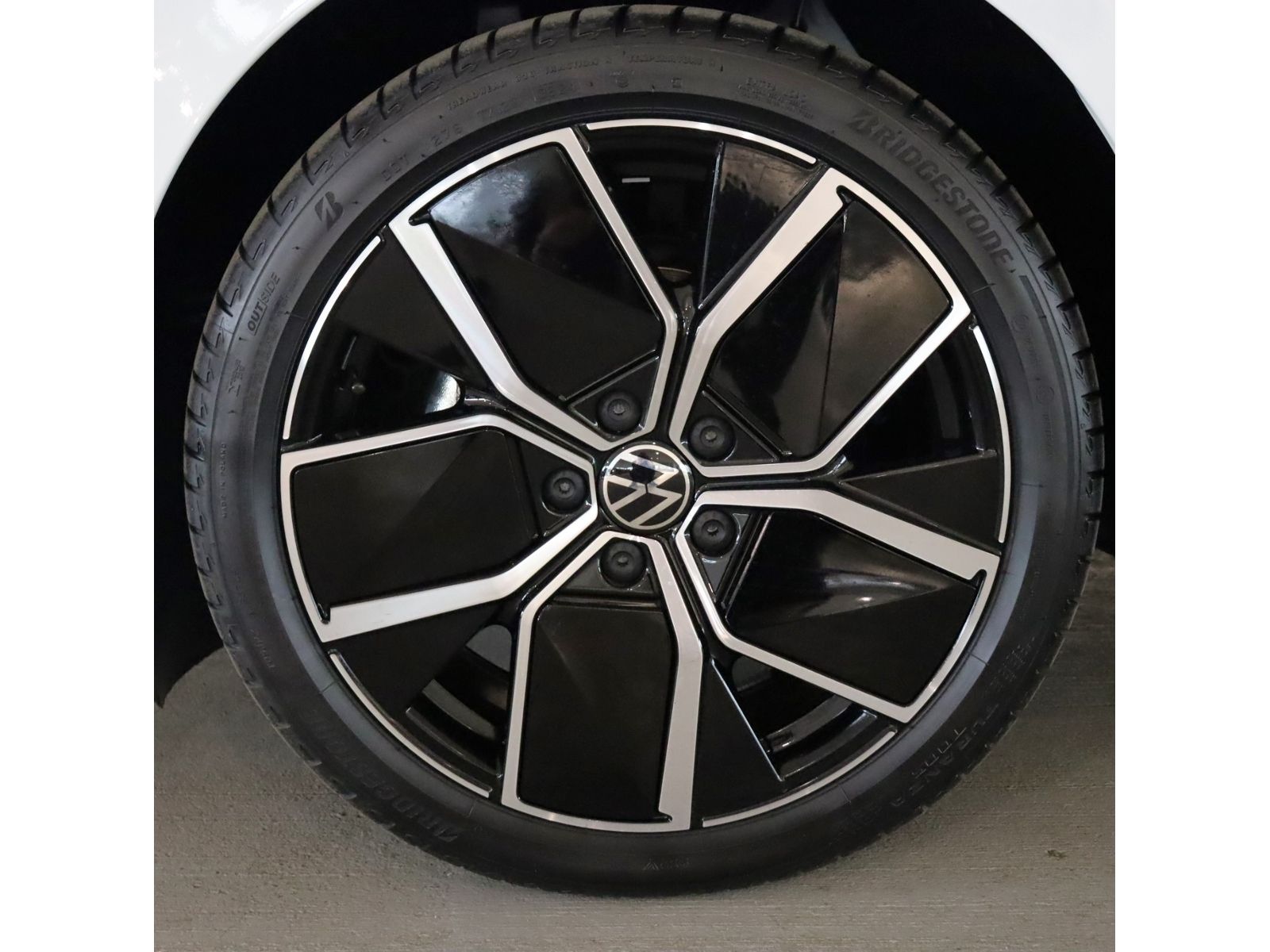 Volkswagen Golf 2025 г. Белый, пробег 19691 км