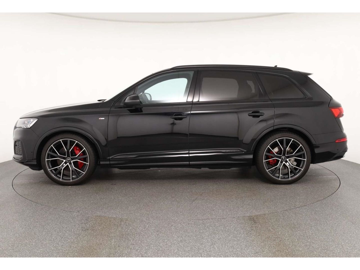 Audi Q7 2023 г. Чёрный, пробег 32709 км