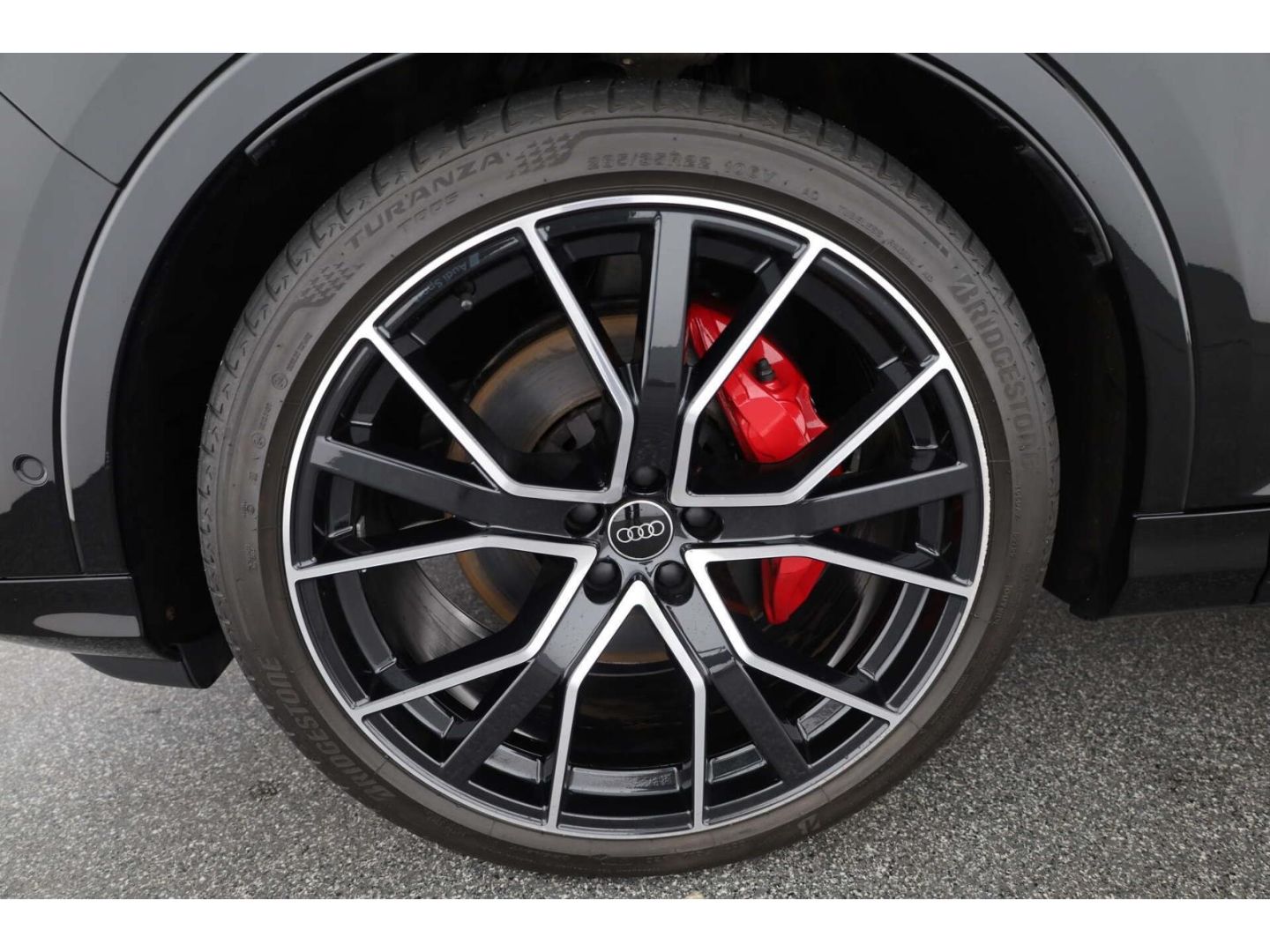Audi Q7 2023 г. Чёрный, пробег 32709 км
