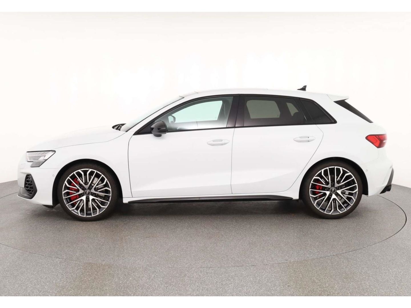 Audi S3 2024 г. Белый, пробег 33297 км