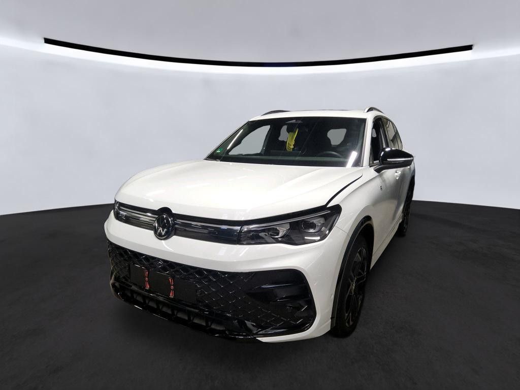 Volkswagen Tiguan 2024 г. Белый, пробег 39926 км
