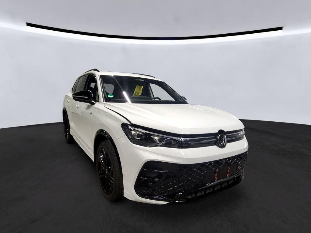 Volkswagen Tiguan 2024 г. Белый, пробег 39926 км