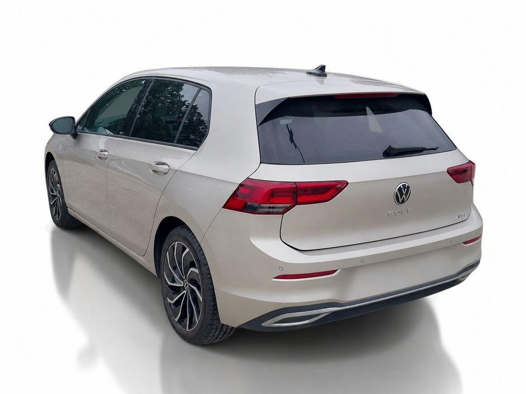 Volkswagen Golf 2023 г. Серебристый, пробег 22400 км