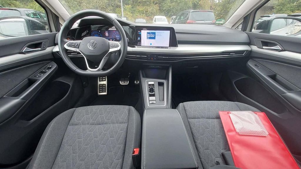 Volkswagen Golf 2023 г. Серебристый, пробег 22400 км