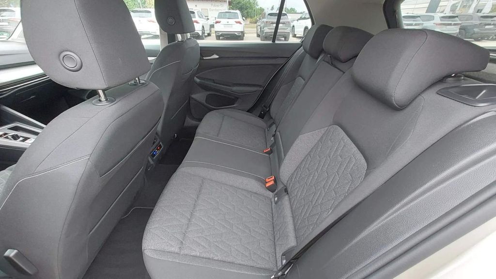 Volkswagen Golf 2023 г. Серебристый, пробег 22400 км