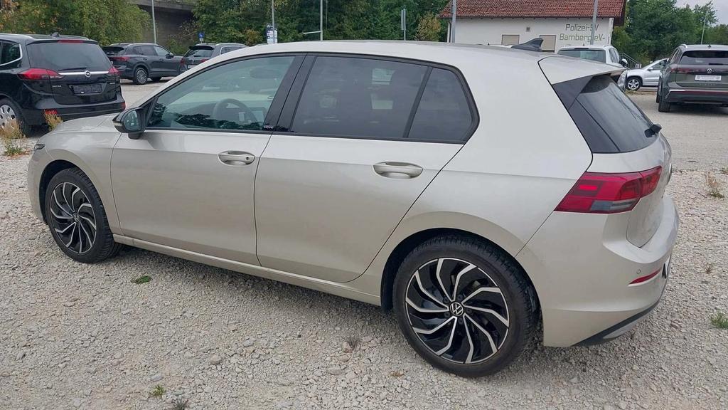 Volkswagen Golf 2023 г. Серебристый, пробег 22400 км