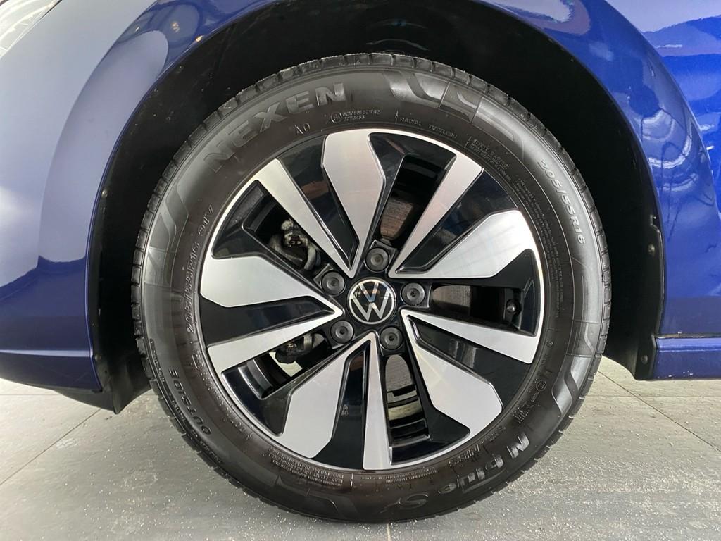 Volkswagen Golf 2024 г. Синий, пробег 22021 км