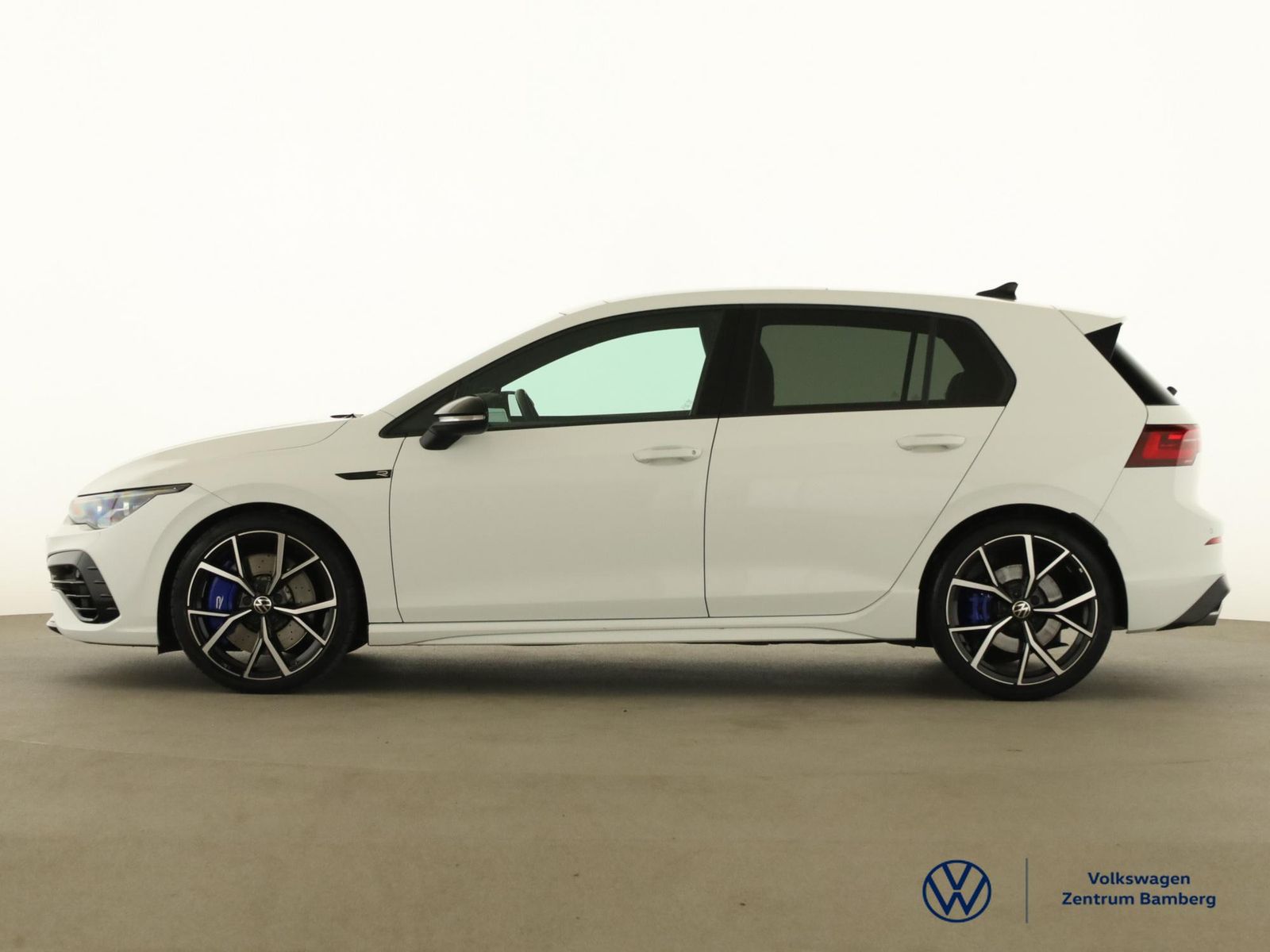 Volkswagen Golf 2023 г. Белый, пробег 22800 км