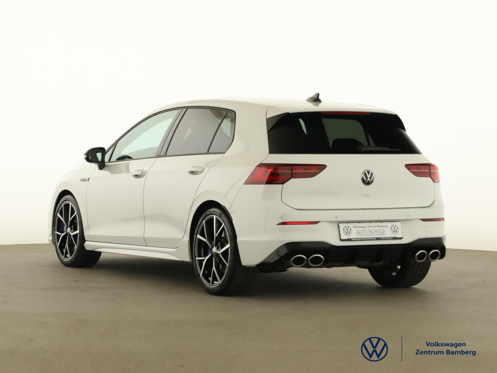 Volkswagen Golf 2023 г. Белый, пробег 22800 км