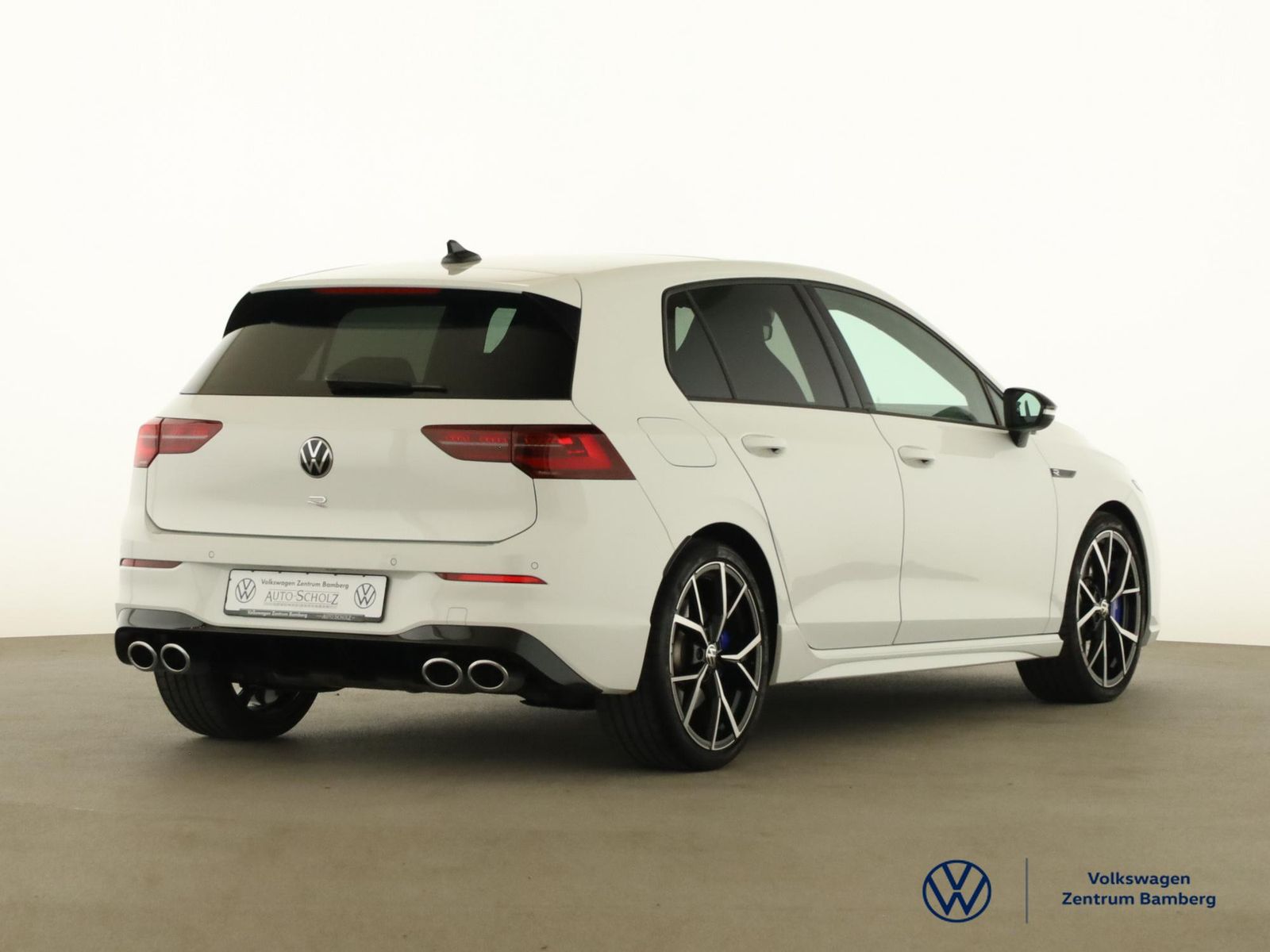 Volkswagen Golf 2023 г. Белый, пробег 22800 км
