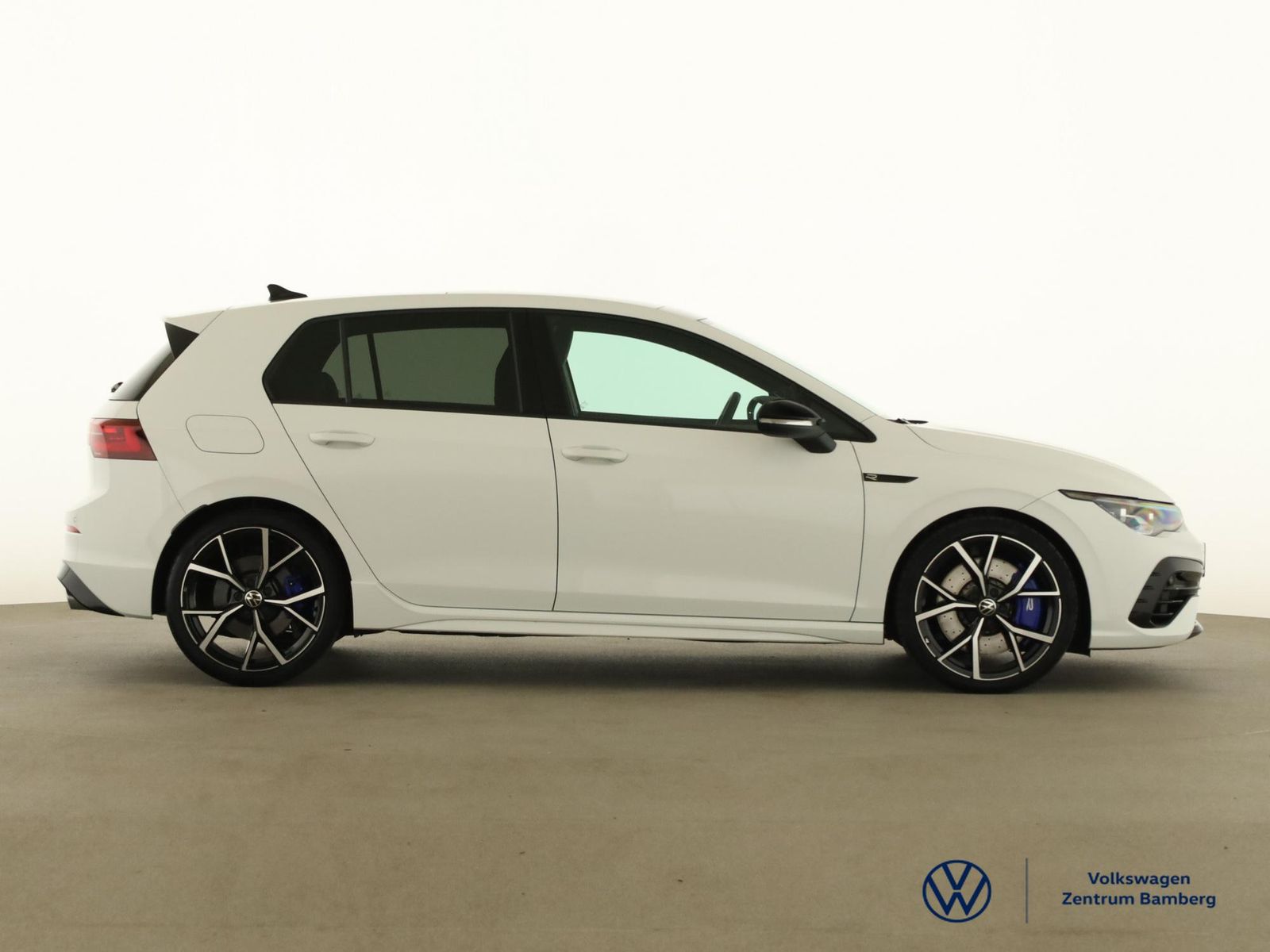 Volkswagen Golf 2023 г. Белый, пробег 22800 км