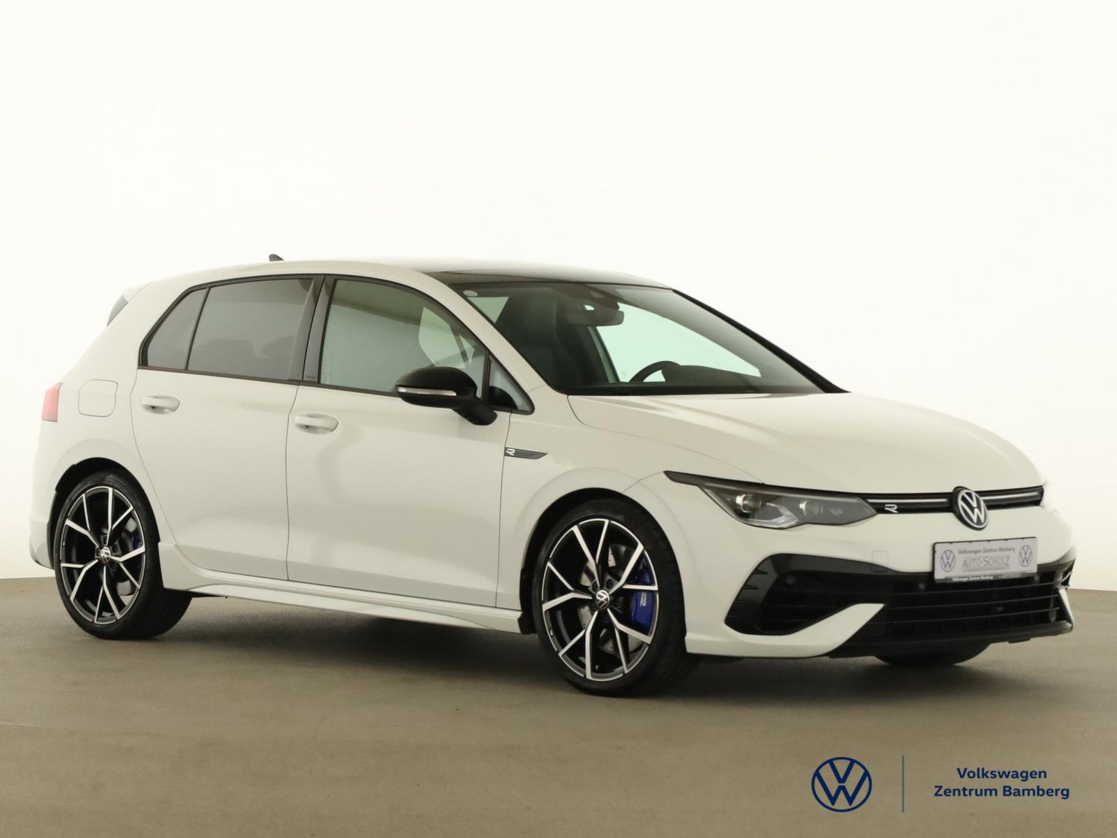Volkswagen Golf 2023 г. Белый, пробег 22800 км