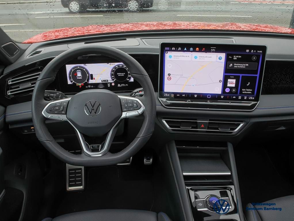 Volkswagen Tiguan 2024 г. Красный, пробег 26300 км