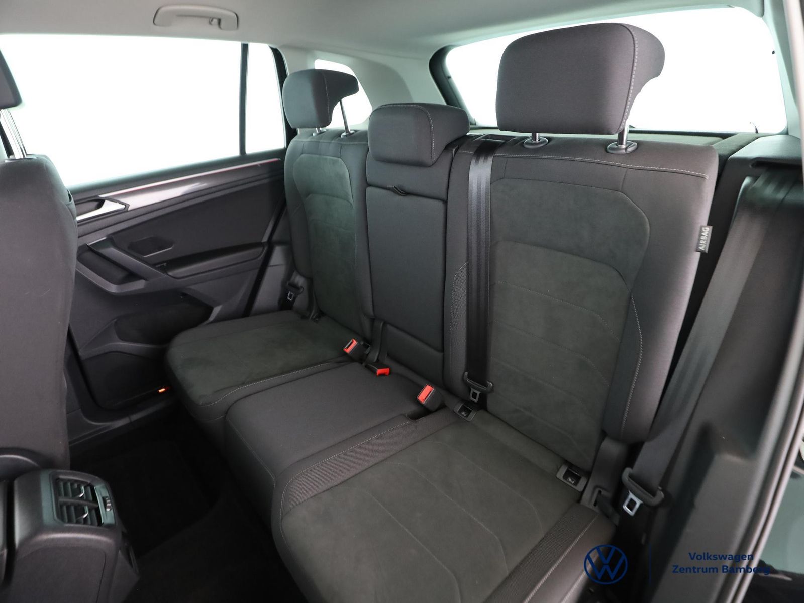 Volkswagen Tiguan 2022 г. Чёрный, пробег 41000 км
