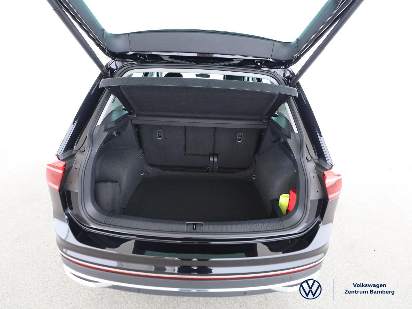 Volkswagen Tiguan 2022 г. Чёрный, пробег 41000 км