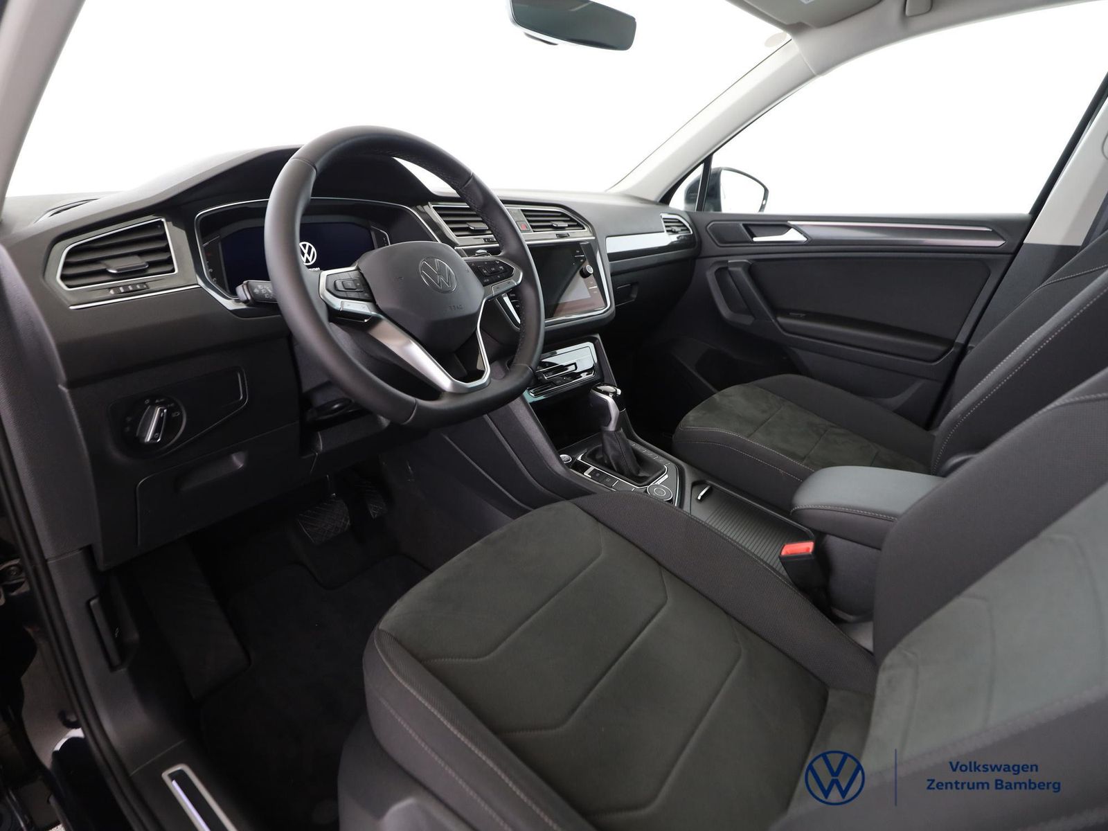 Volkswagen Tiguan 2022 г. Чёрный, пробег 41000 км