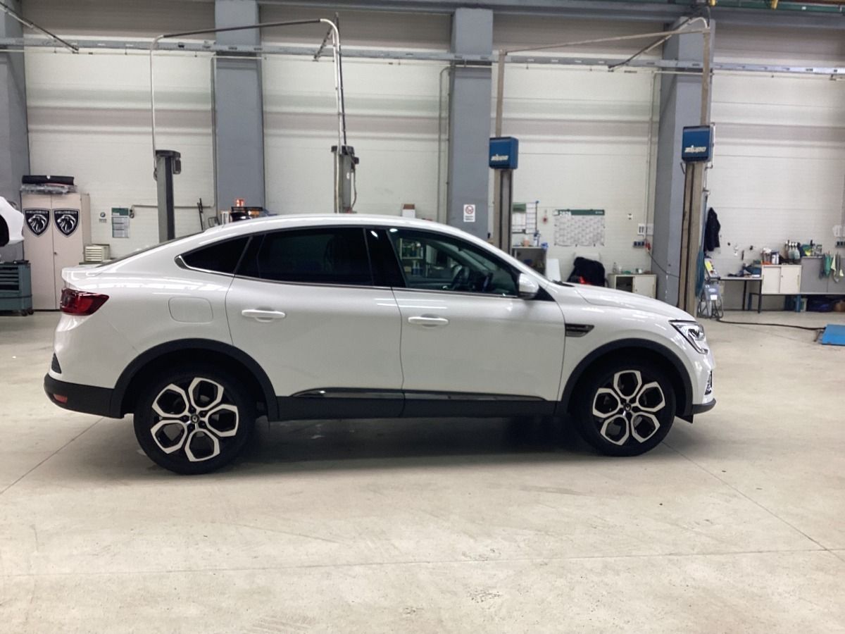 Renault Arkana 2023 г. Белый, пробег 44937 км