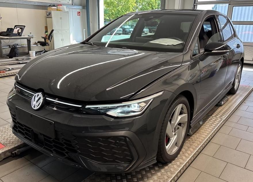 Volkswagen Golf 2024 г. Серый, пробег 20700 км