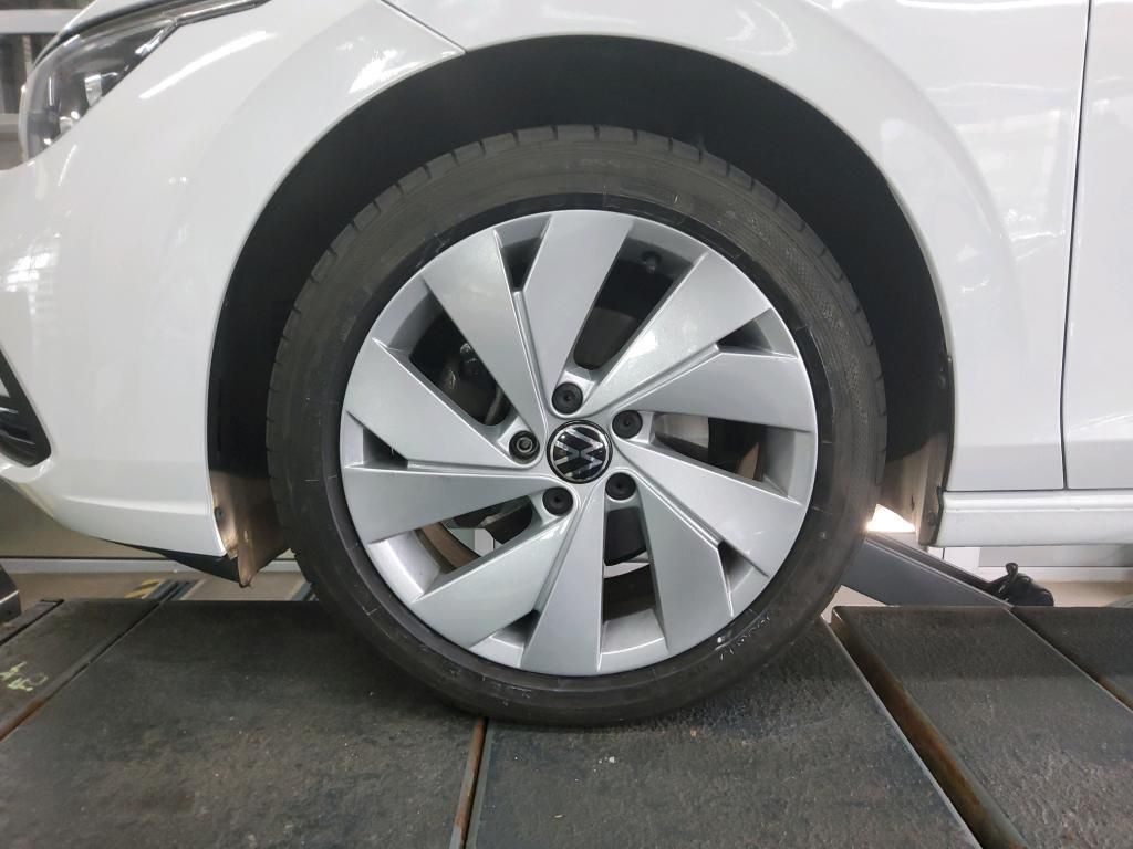 Volkswagen Golf 2024 г. Белый, пробег 50840 км
