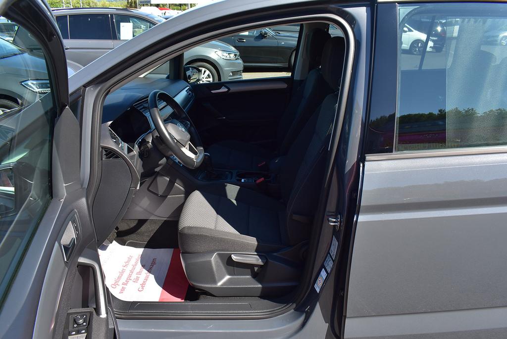 Volkswagen Touran 2023 г. Серый, пробег 46897 км