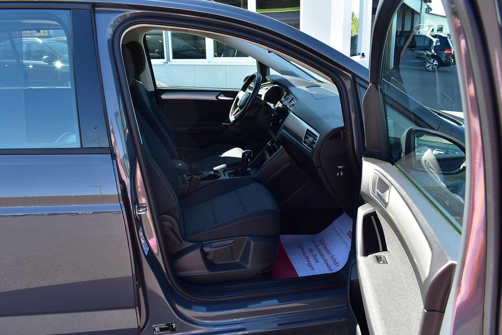 Volkswagen Touran 2023 г. Серый, пробег 46897 км