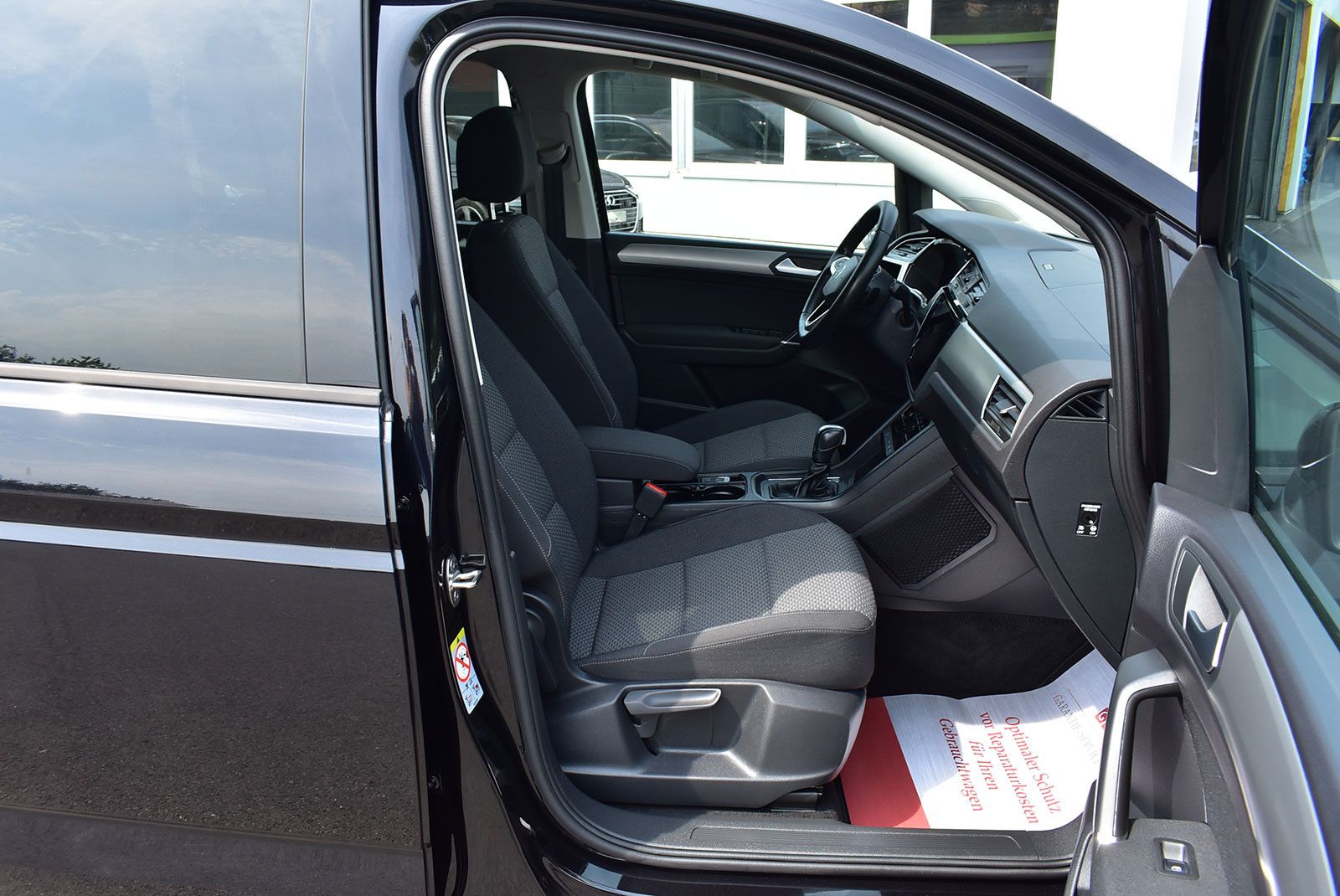 Volkswagen Touran 2023 г. Чёрный, пробег 38917 км