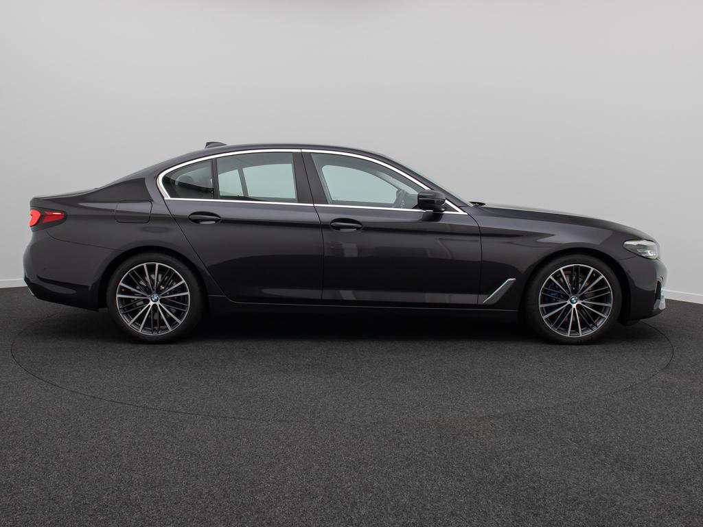BMW 530 2023 г. Чёрный, пробег 49025 км