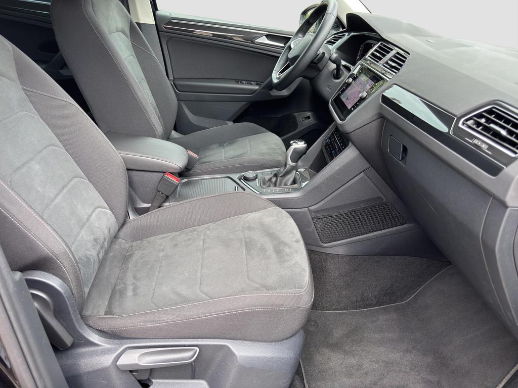 Volkswagen Tiguan 2023 г. Чёрный, пробег 60000 км