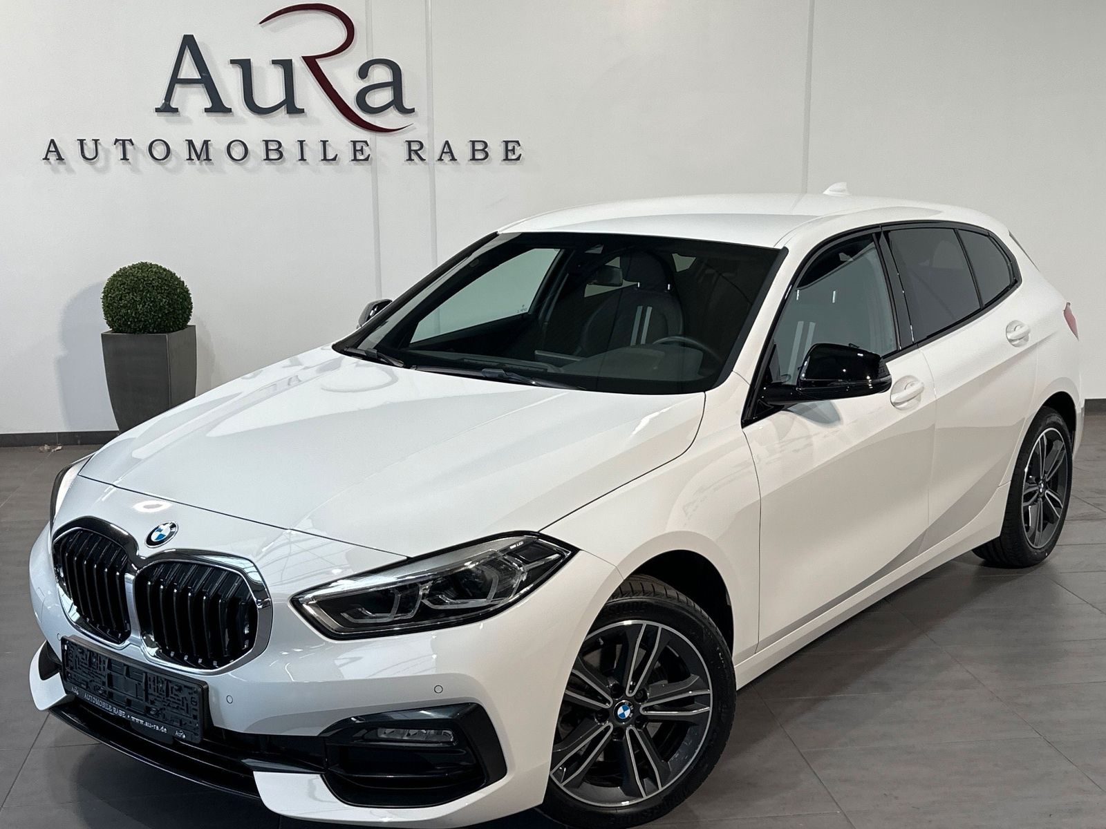 BMW 118 2023 г. Белый, пробег 38750 км