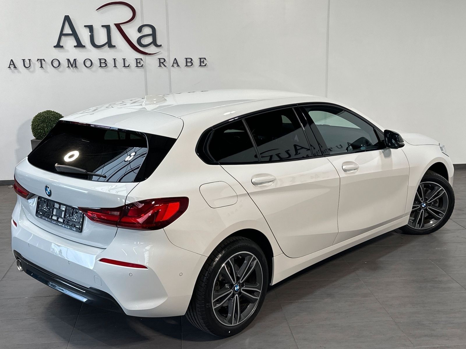 BMW 118 2023 г. Белый, пробег 38750 км