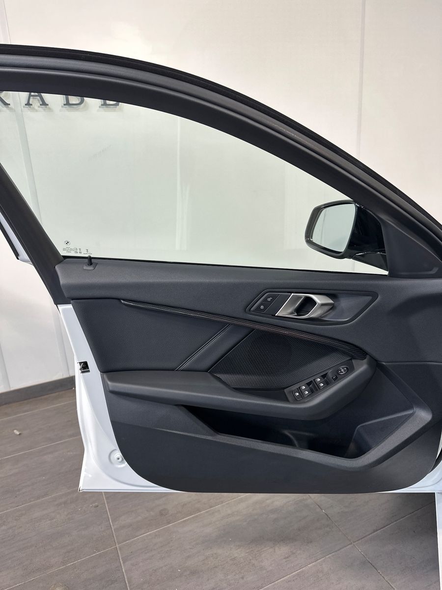 BMW 118 2023 г. Белый, пробег 38750 км