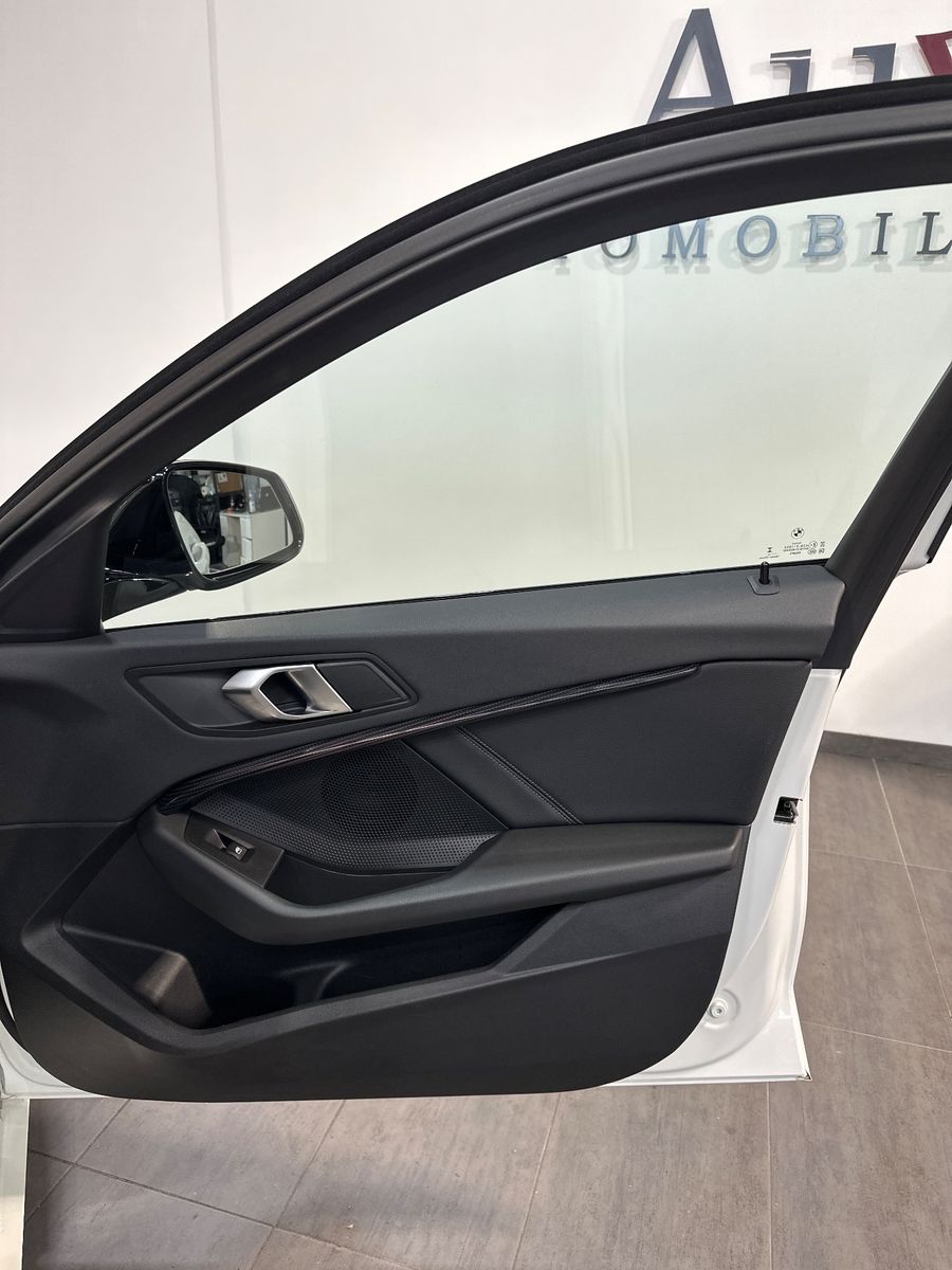 BMW 118 2023 г. Белый, пробег 38750 км