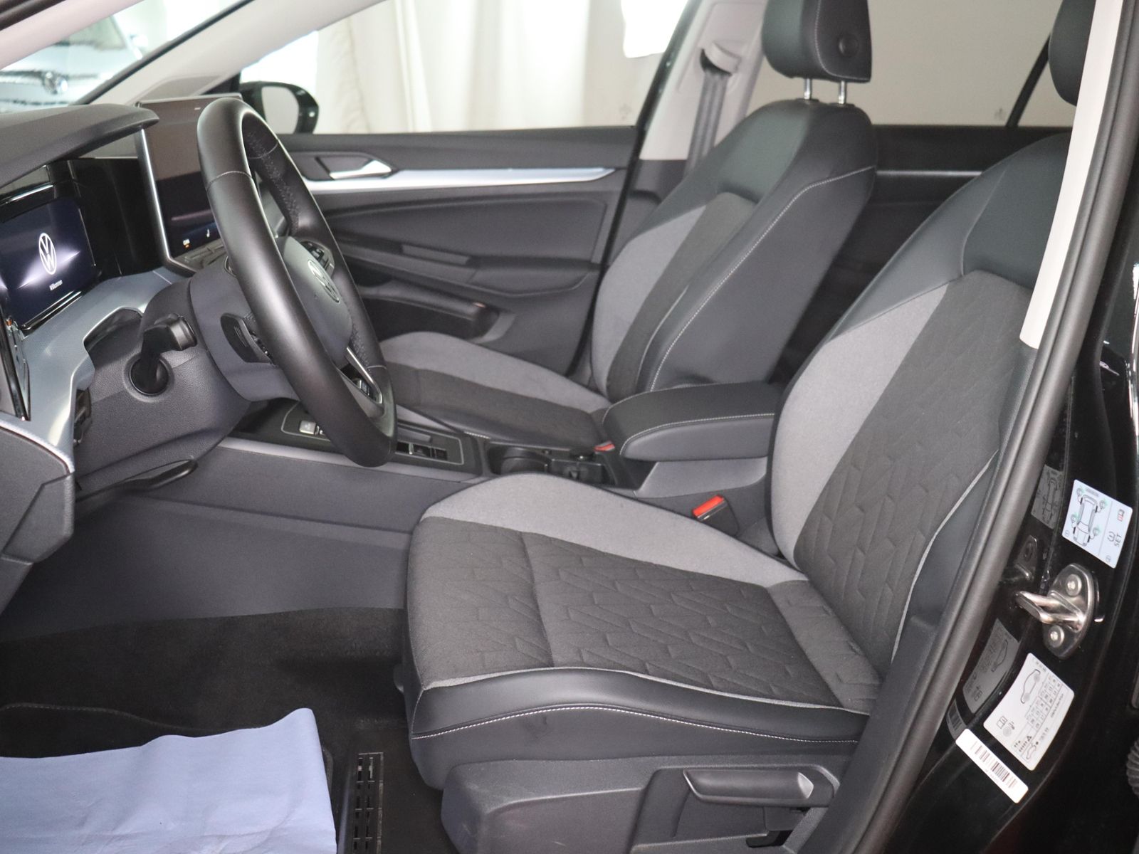 Volkswagen Golf 2025 г. Чёрный, пробег 23919 км