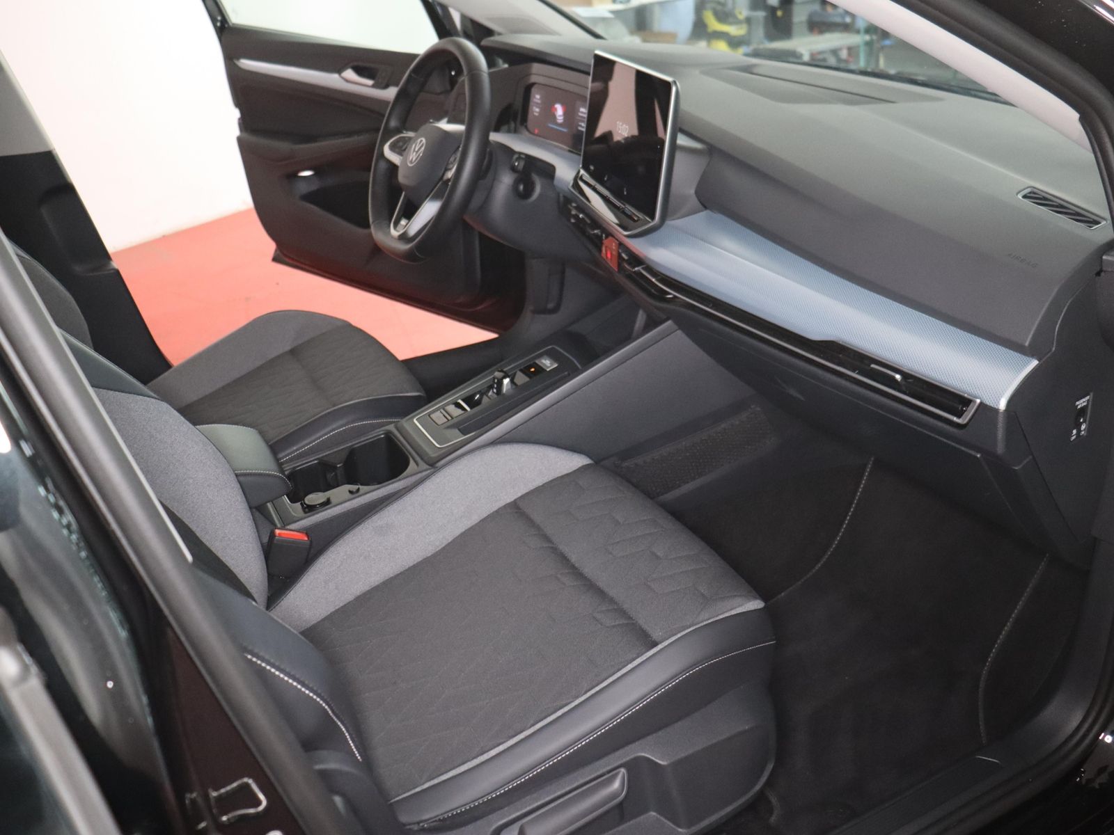 Volkswagen Golf 2025 г. Чёрный, пробег 23919 км
