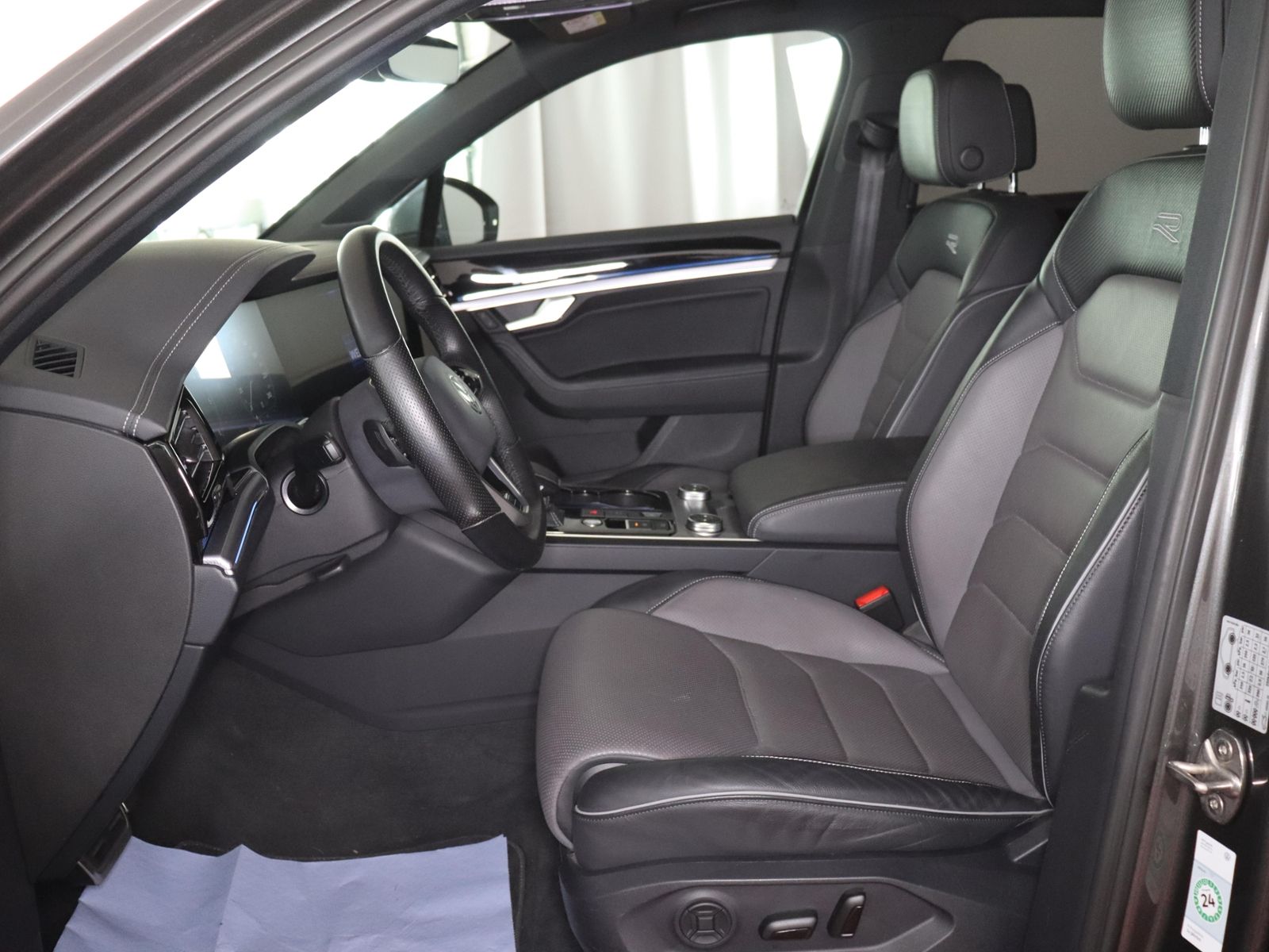 Volkswagen Touareg 2021 г. Серый, пробег 59613 км