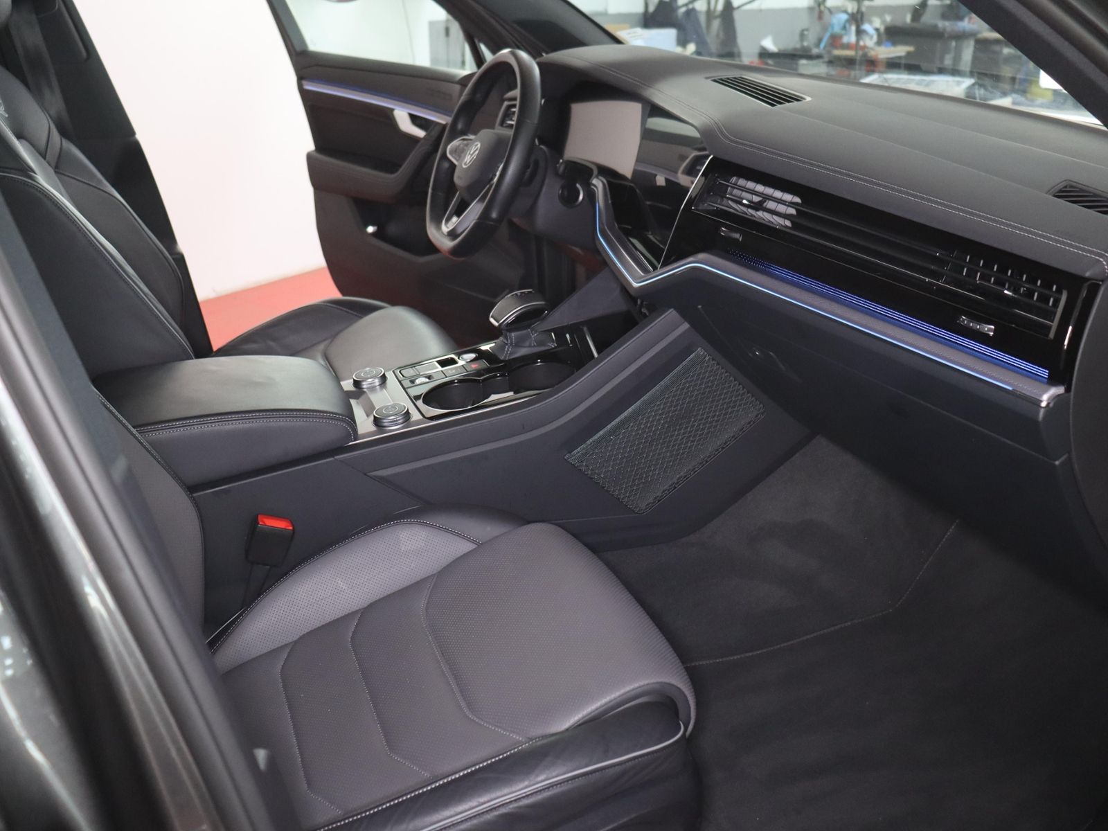Volkswagen Touareg 2021 г. Серый, пробег 59613 км