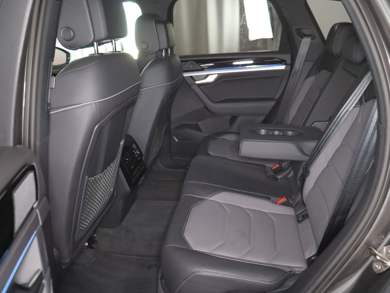 Volkswagen Touareg 2021 г. Серый, пробег 59613 км