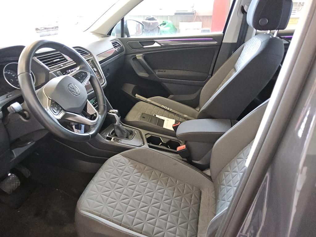 Volkswagen Tiguan 2022 г. Серый, пробег 43987 км