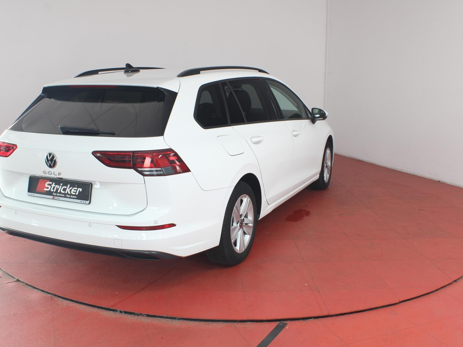 Volkswagen Golf 2023 г. Белый, пробег 42670 км