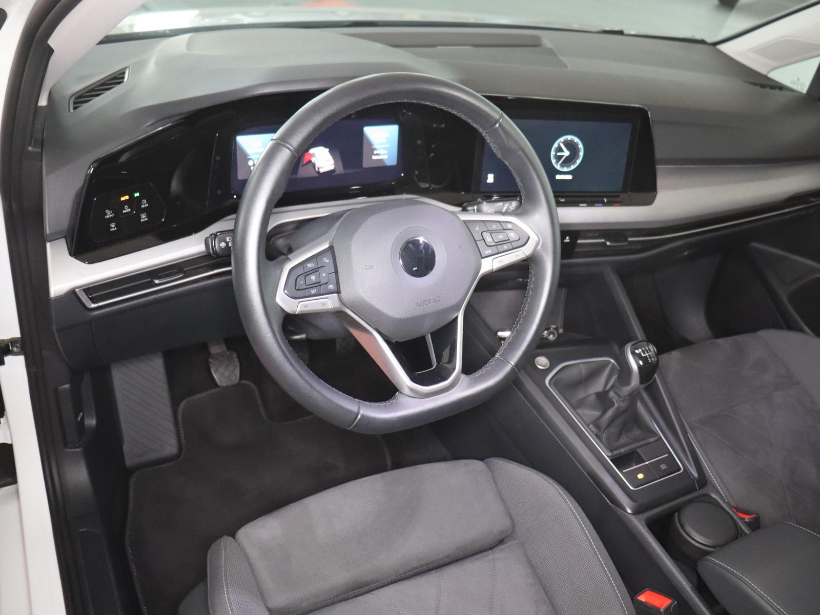 Volkswagen Golf 2023 г. Белый, пробег 42670 км