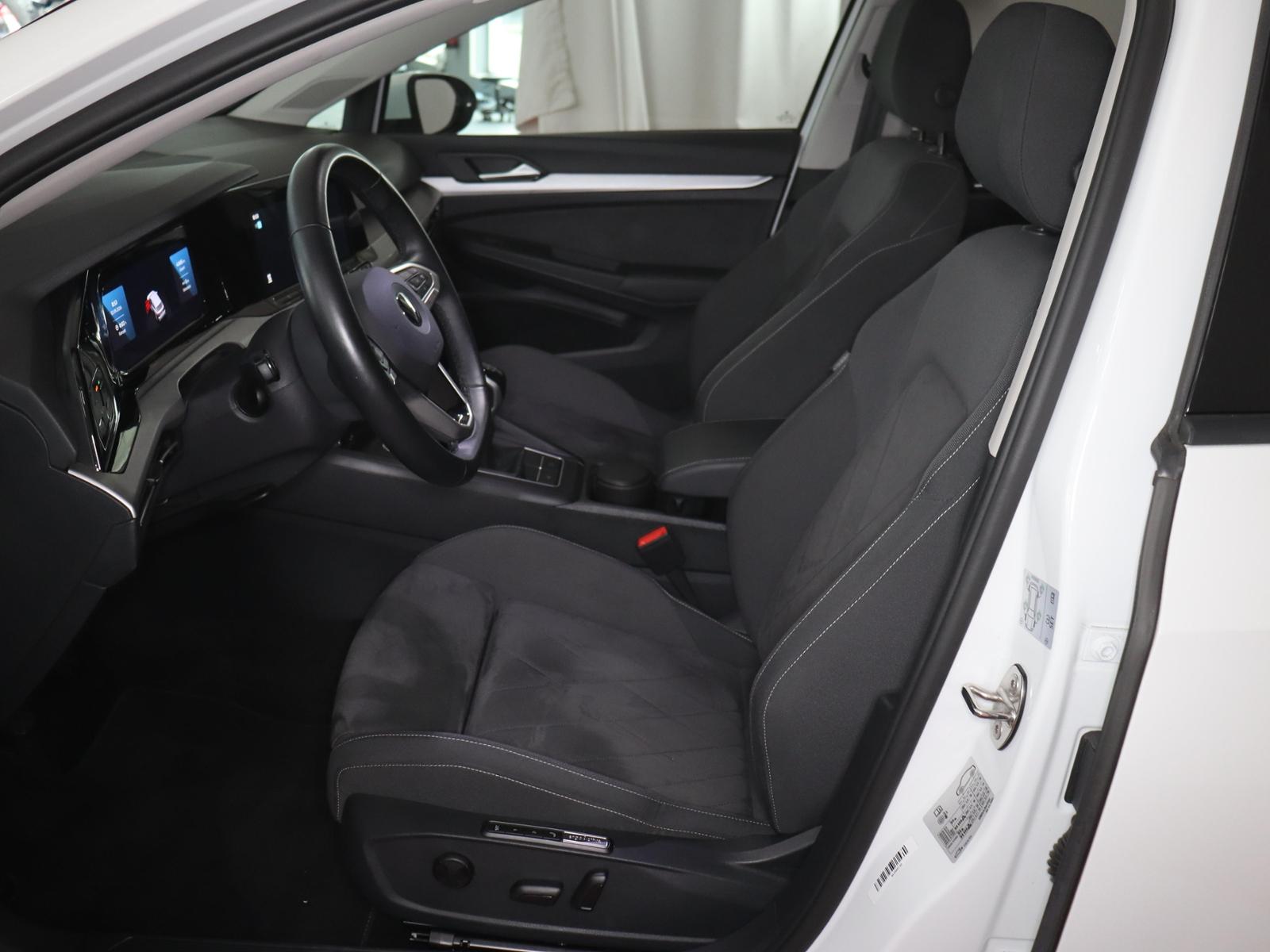 Volkswagen Golf 2023 г. Белый, пробег 42670 км