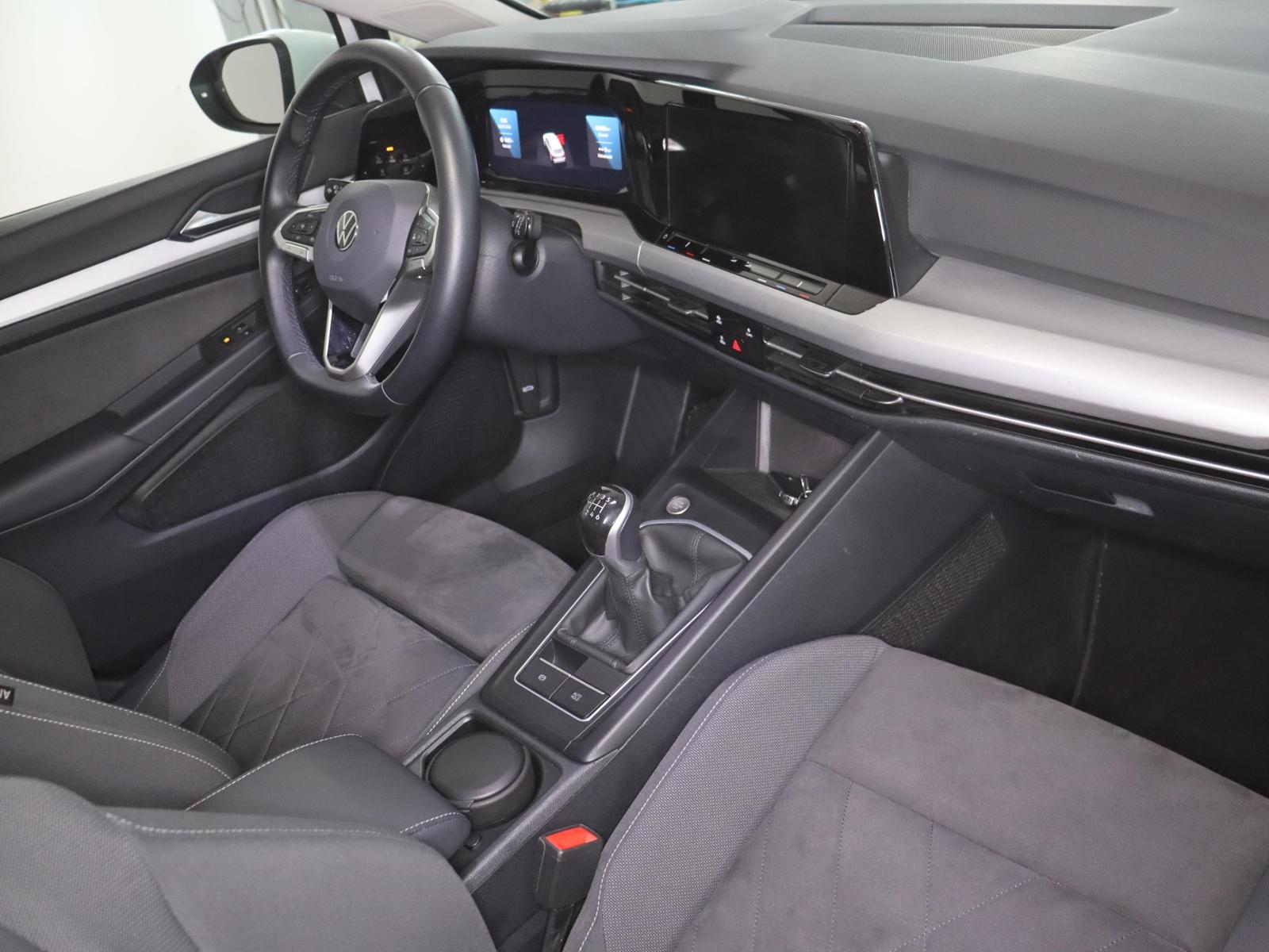 Volkswagen Golf 2023 г. Белый, пробег 42670 км