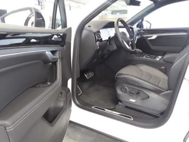Volkswagen Touareg 2025 г. Белый, пробег 6896 км